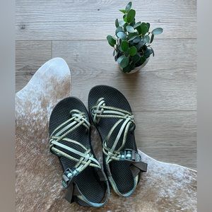 Unique 3-strap women’s chacos!